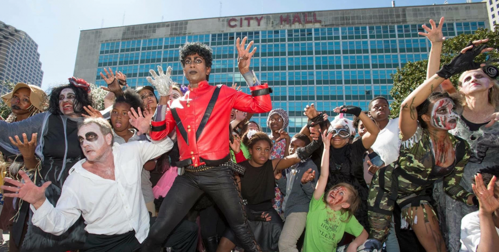 Thriller' de Michael Jackson reúne multidão em flashmob na cidade de Nova  York